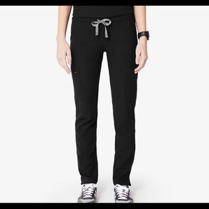 Figs Yola™ Skinny Scrub Pants in Black Size M Petite